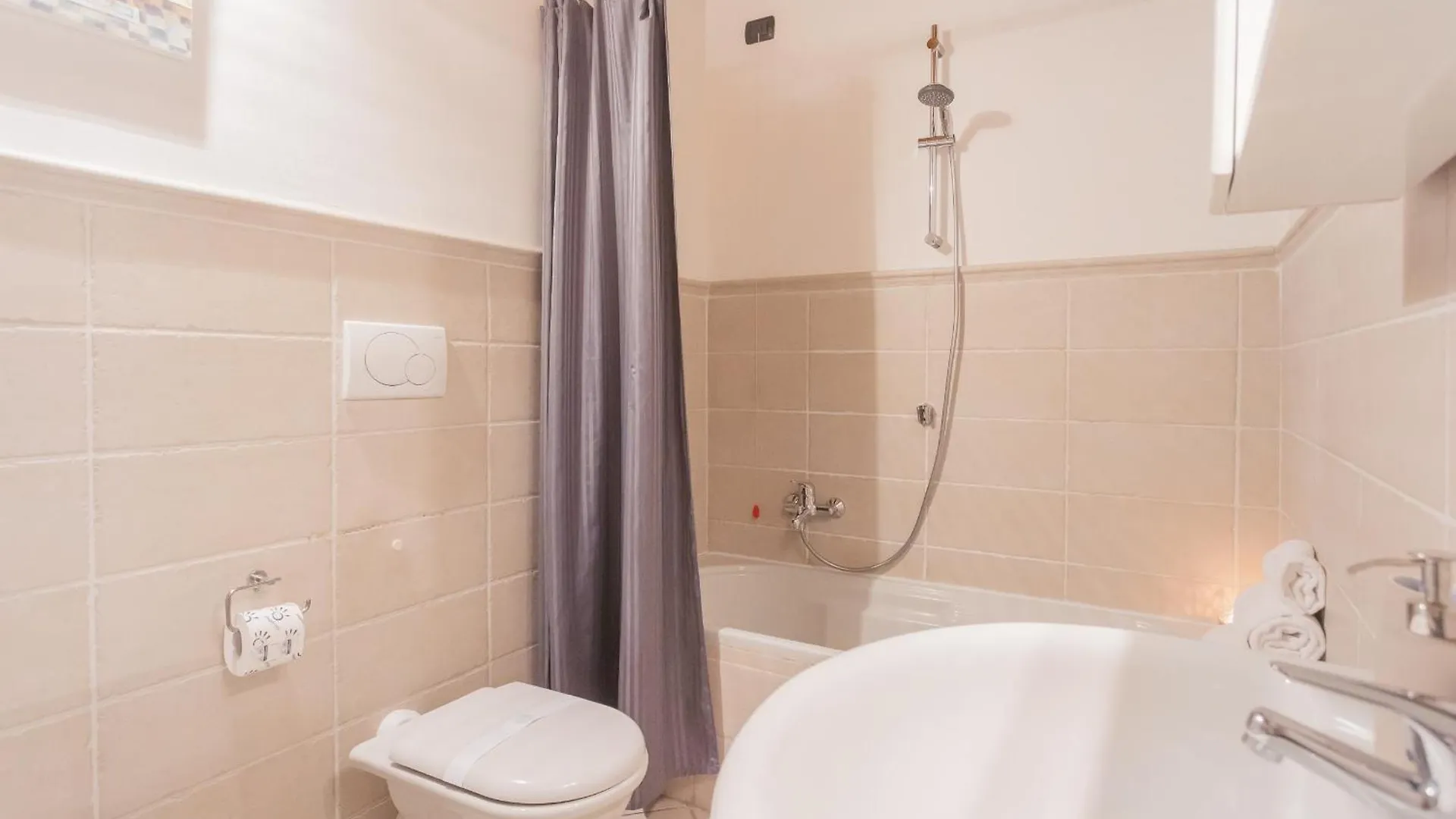 Luini 7 By Rent All Como 0*,